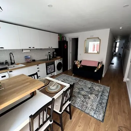 Luxury Artistic Digital Nomad Getaway W/ Terrace Лиссабон